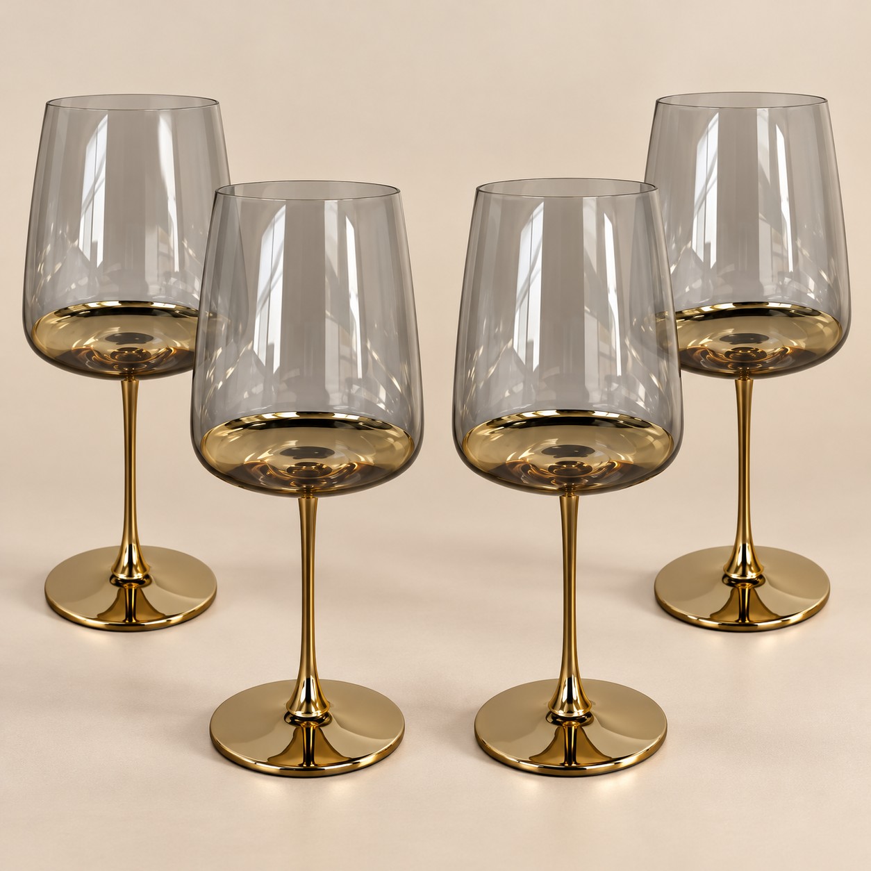 Juego de 4 copas — Coupes Fumées sobre fondo beige