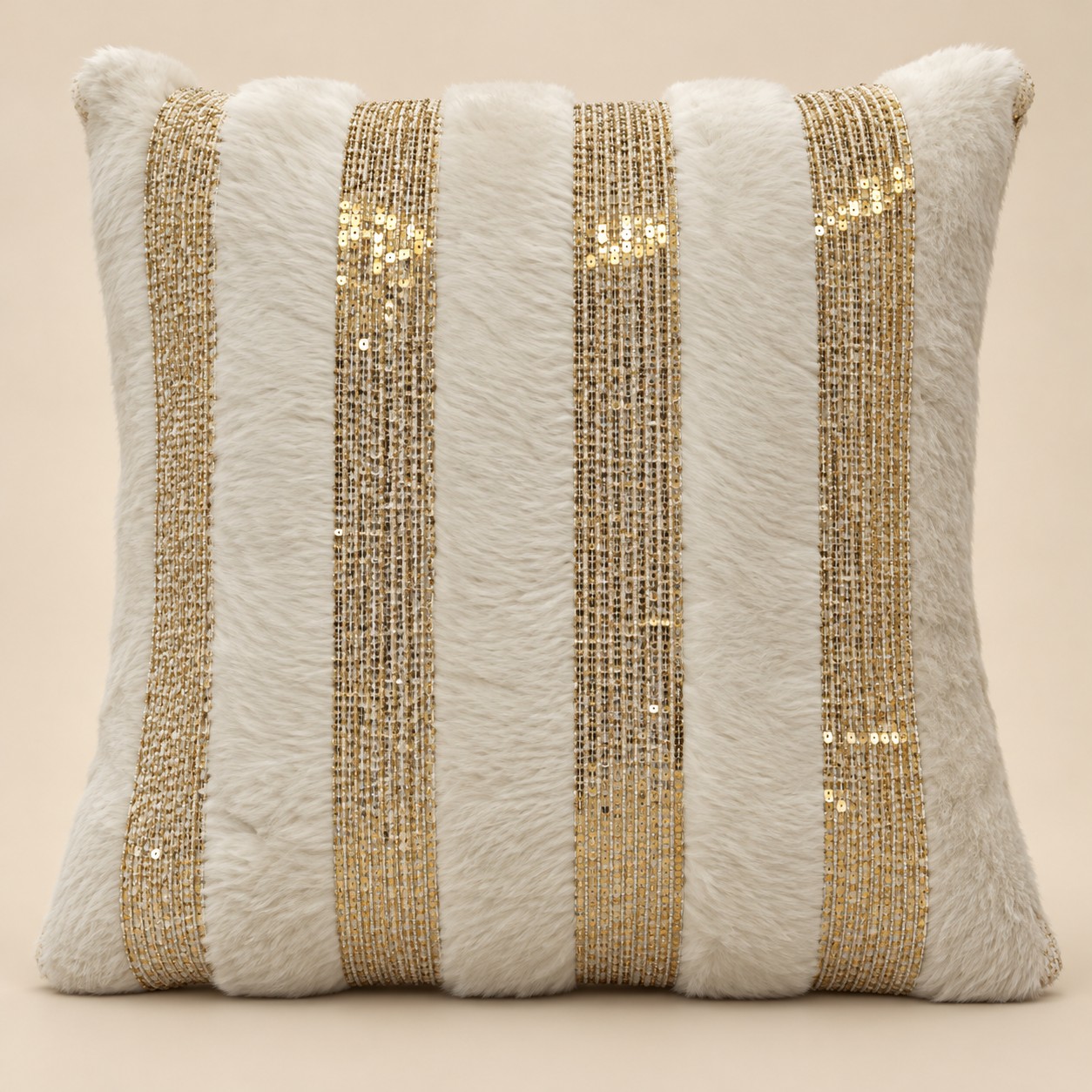 Cojín decorativo con lentejuelas — Coussin Lamé — vista principal sobre fondo beige