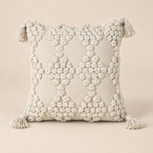 Cojín decorativo con borlas — Coussin Macramé sobre fondo beige limpio