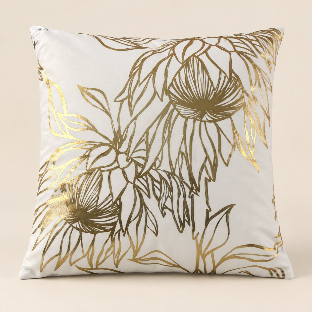 Cojín decorativo de hojas tropicales — Coussin Tropique sobre fondo beige limpio