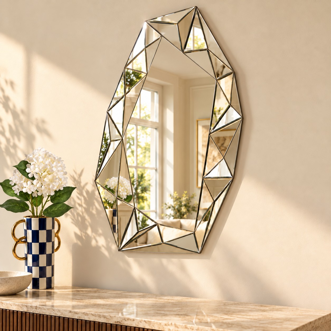 Espejo facetado — Diamant Facetté, ambientado con florero y hortensia de HOCART