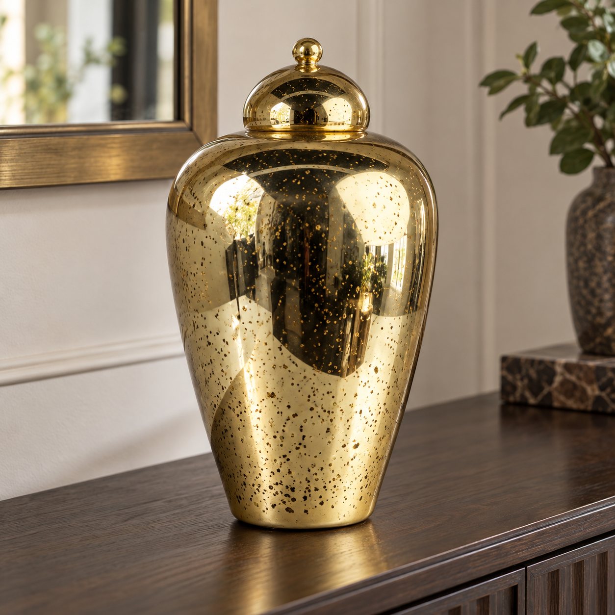 Florero dorado con tapa — Vase Potiche, vista ambientada 1
