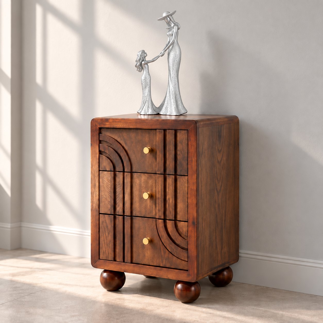 Lien Éternel de acabado plateado claro sobre mueble de madera