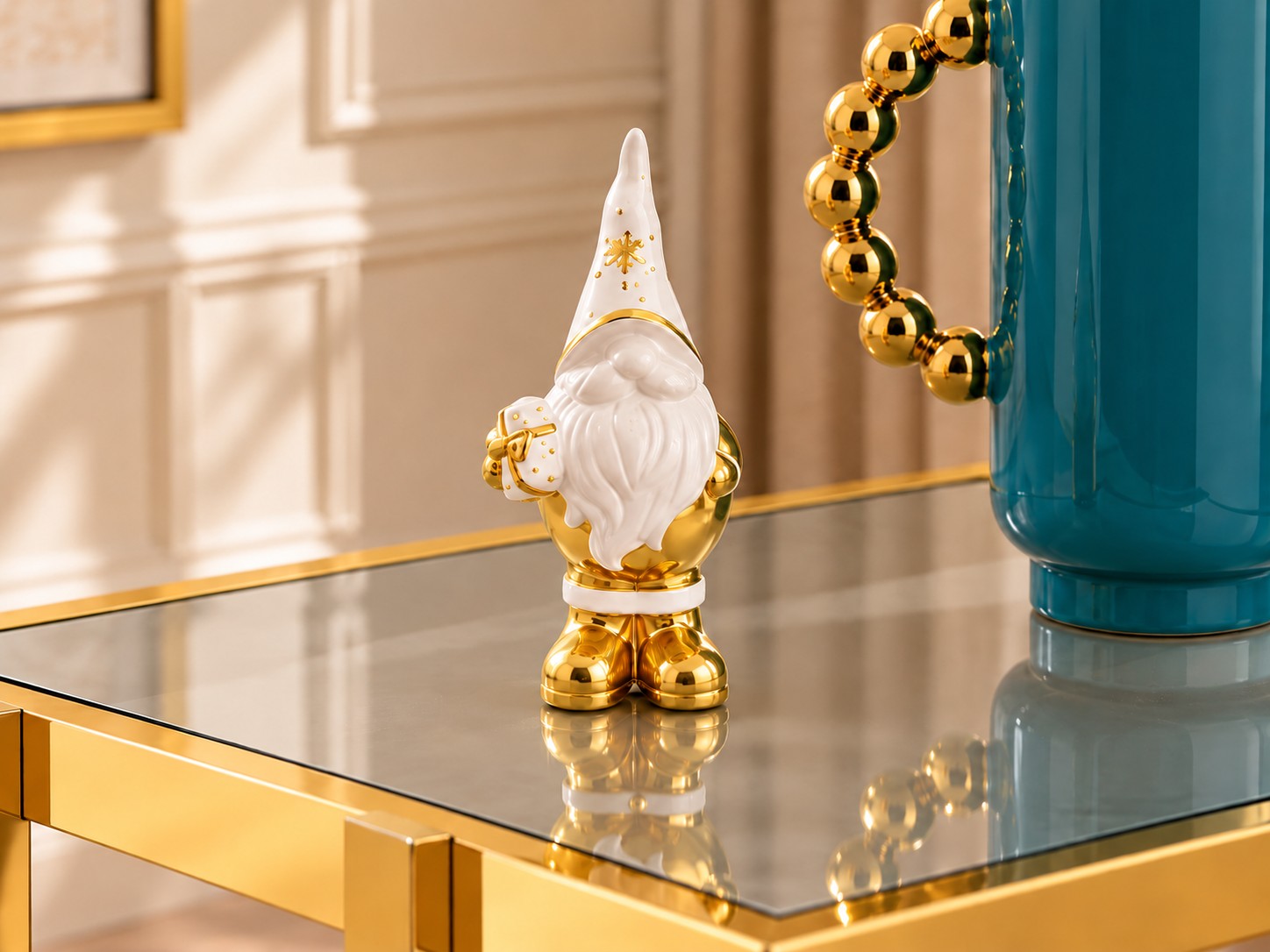 Gnomo navideño — Lutin Barbu, pequeño adorno sobre Table Mezzanine junto a Vase Sarcelle de HOCART, vista desde otro ángulo, encuadre cercano centrado en el producto