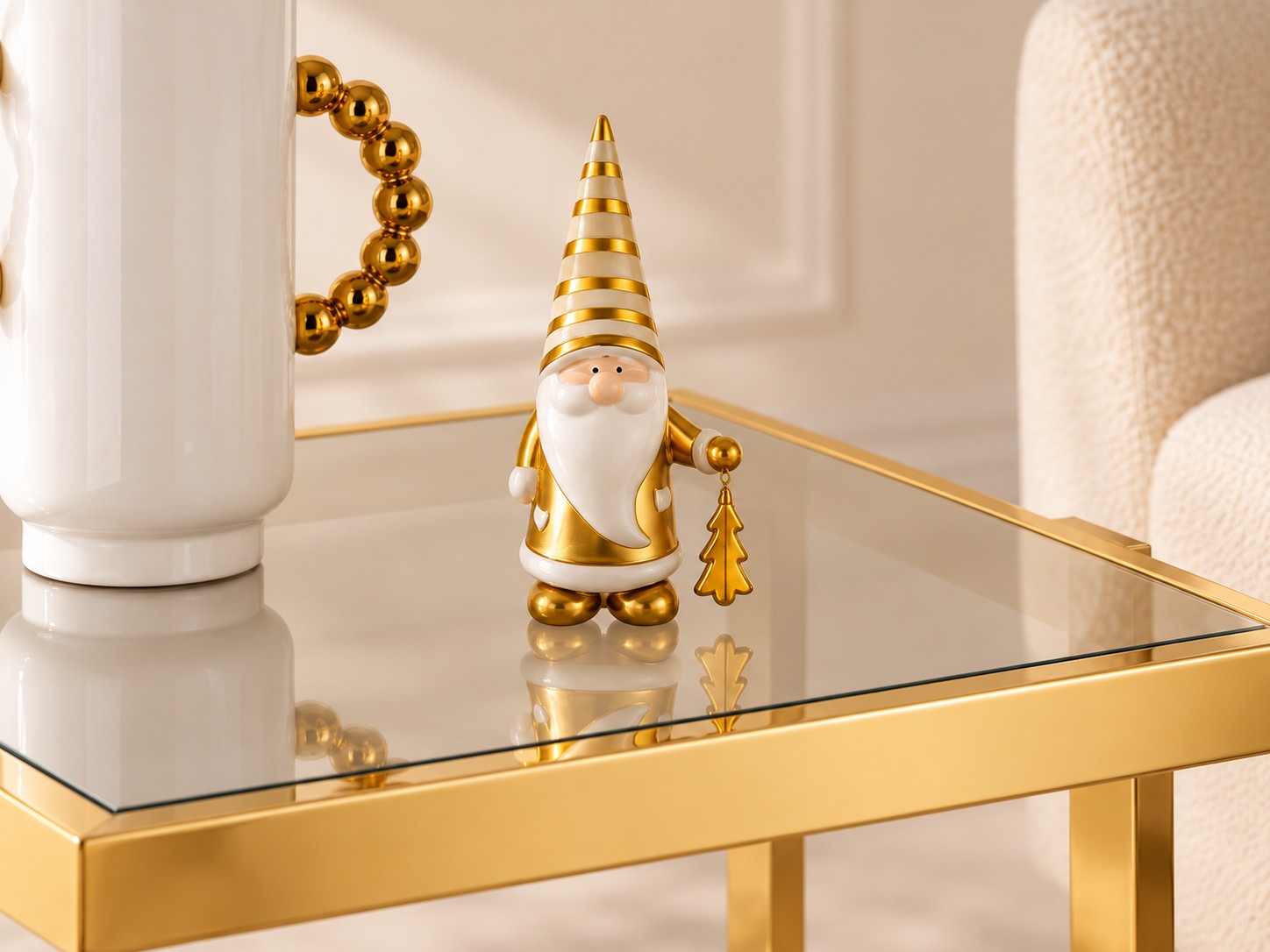Gnomo navideño — Lutin Malicieux, pequeño adorno sobre Table Mezzanine junto a Vase Collier de HOCART, vista en tres cuartos, encuadre cercano centrado en el producto