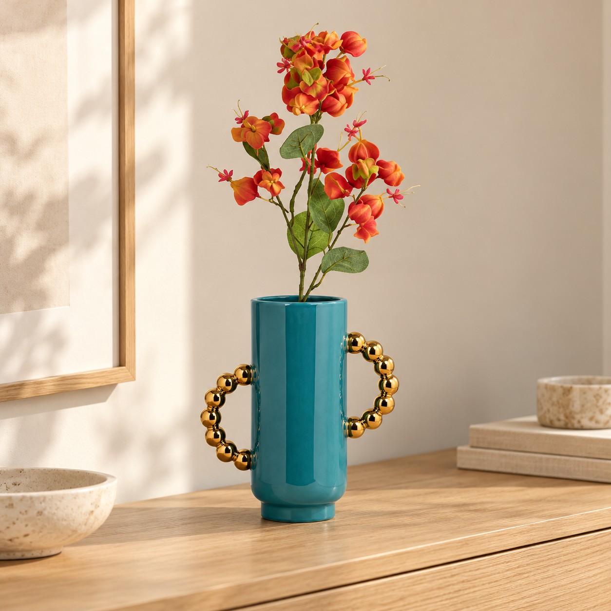 Flor artificial naranja Tige Mandarine colocada en el florero turquesa Vase Sarcelle con asas doradas
