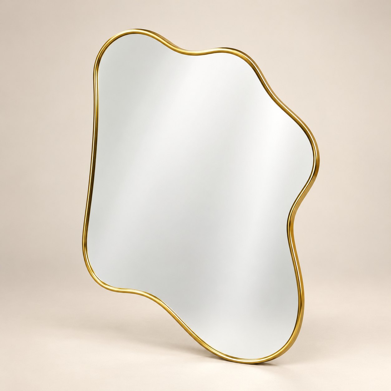 Espejo decorativo orgánico — Mirage Fluide sobre fondo beige limpio