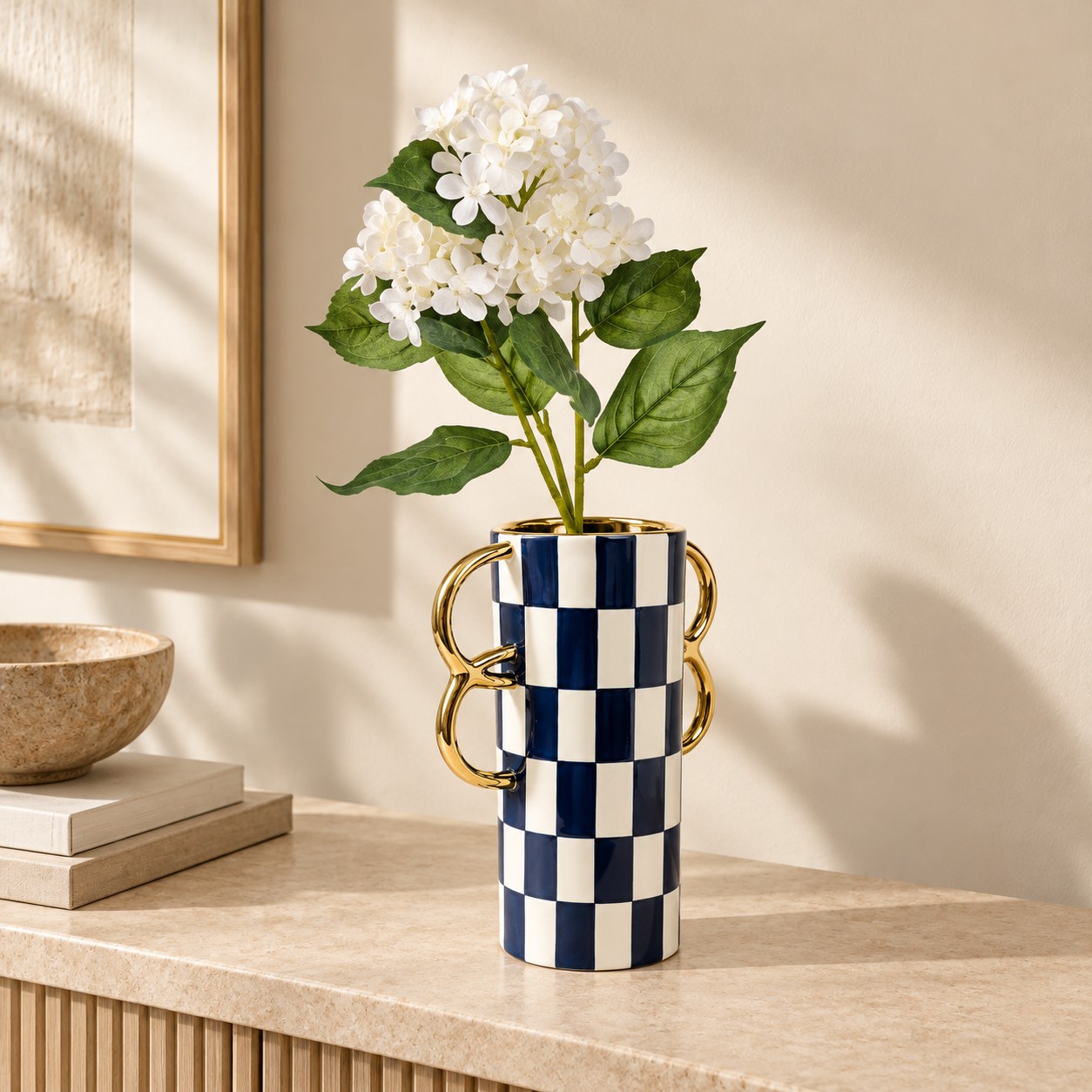 Hortensia artificial blanca Ortensia Panna en el florero a cuadros azul y blanco Vase Damier con asas doradas