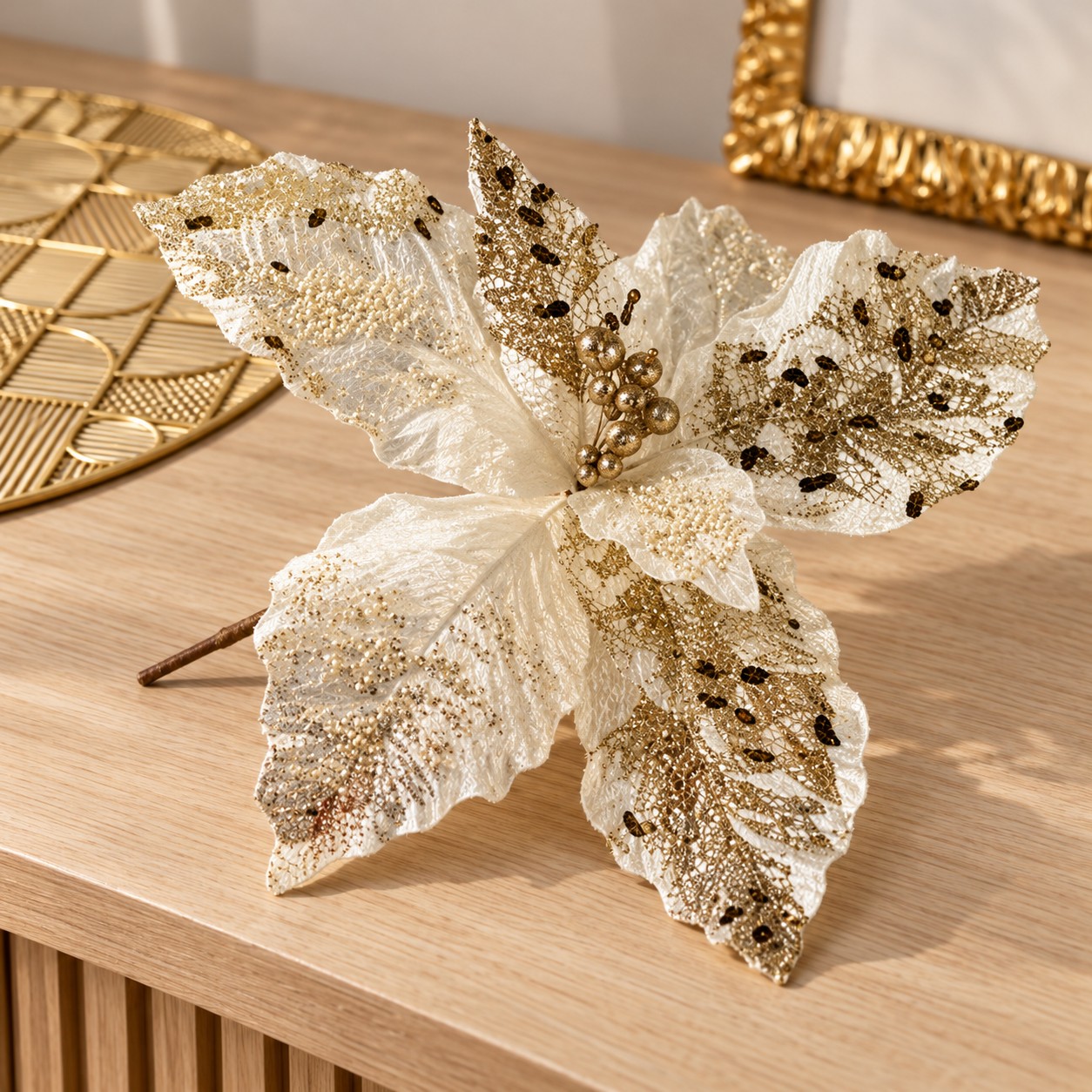 Flor de pascua decorativa — Poinsettia Gala, vista ambientada-1 en un espacio decorado con complementos de HOCART