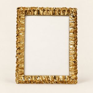Portarretrato dorado — Cadre Rocaille, vista principal sobre fondo beige