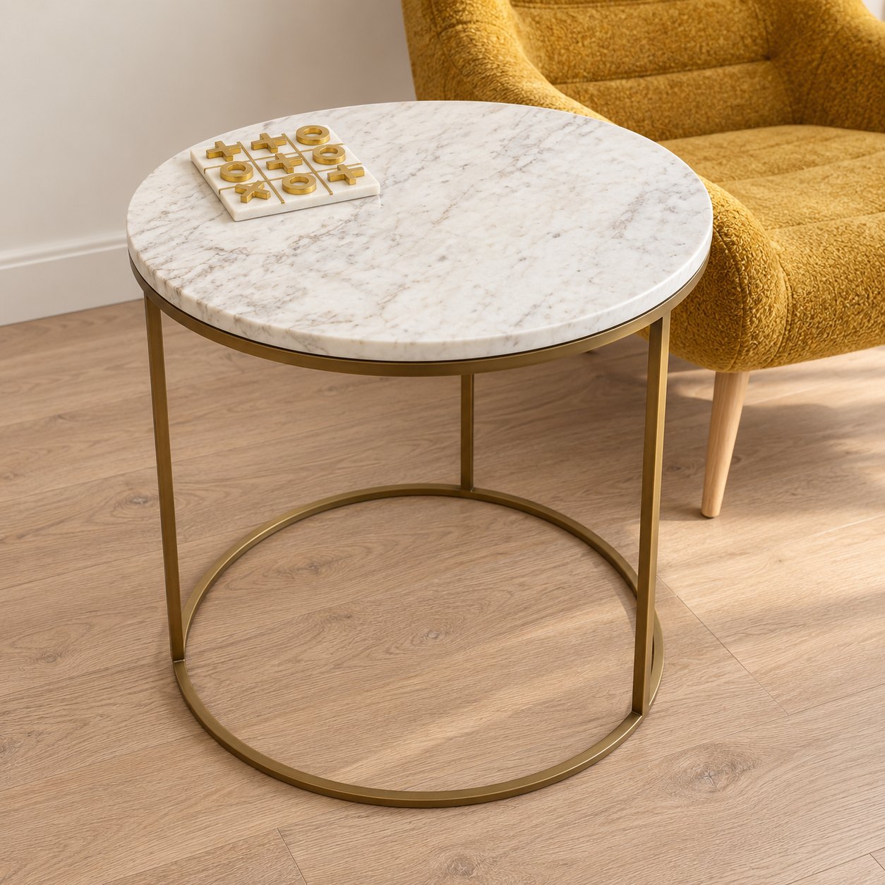 Table Carrare ambientada con Fauteuil Moutarde y Gioco d'Oro