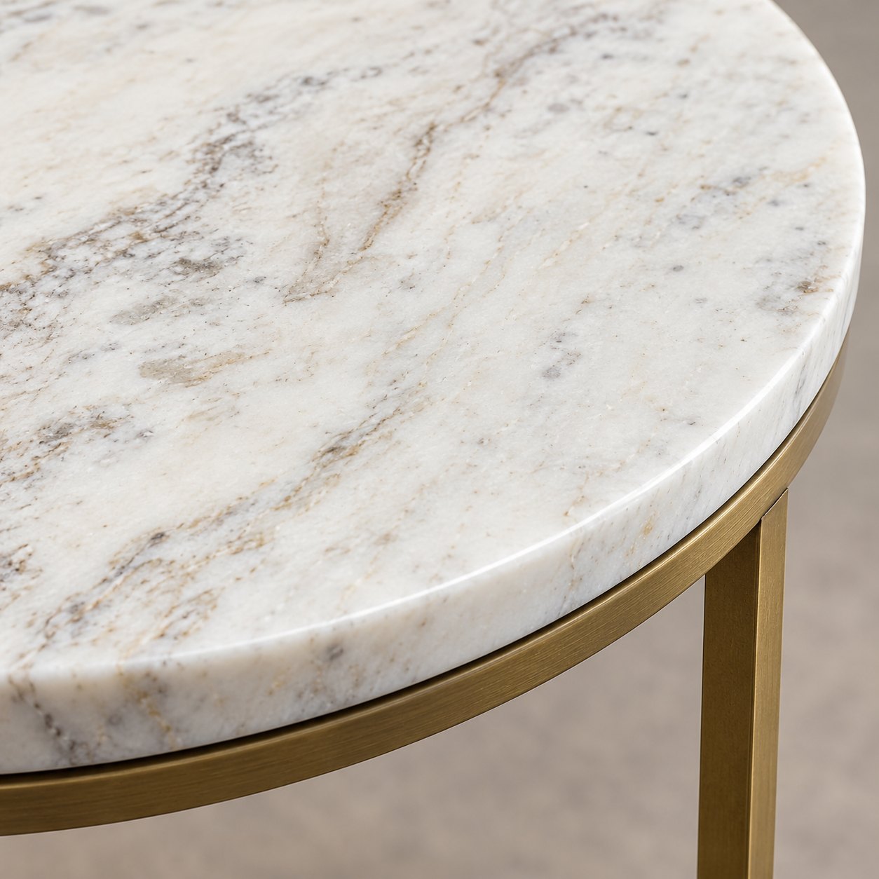 Detalle de las vetas del mármol y el aro metálico de Table Carrare