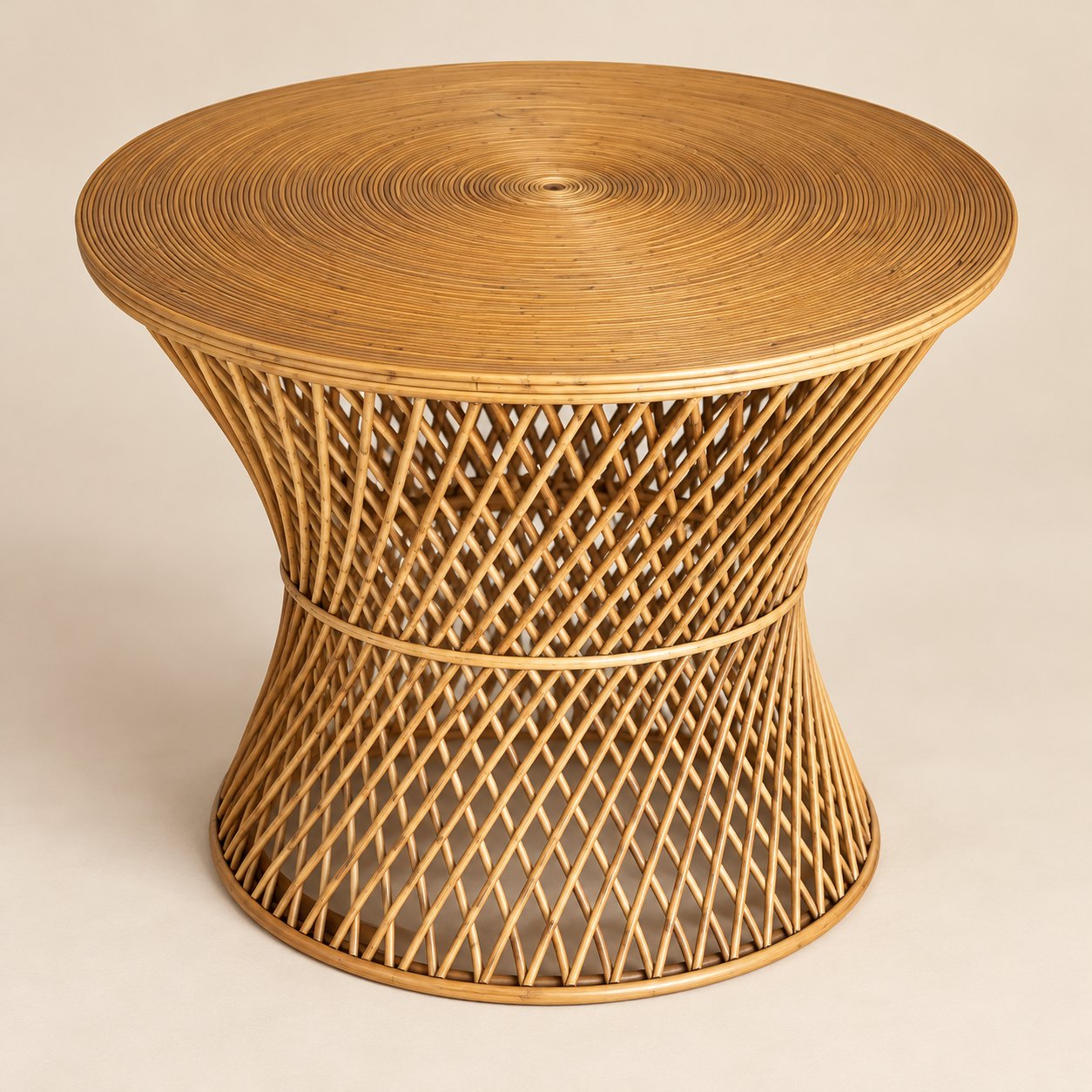 Mesa de bambú — Table Diabolo sobre fondo beige limpio