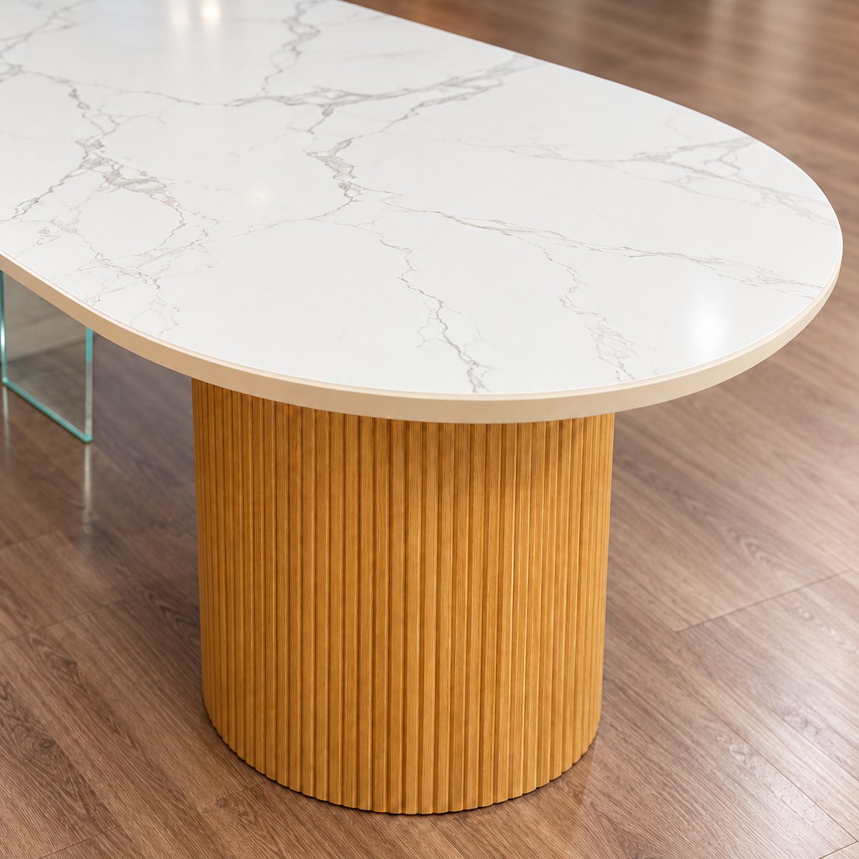 Detalle de cubierta y pedestal de Table Dualité con apoyo de vidrio templado