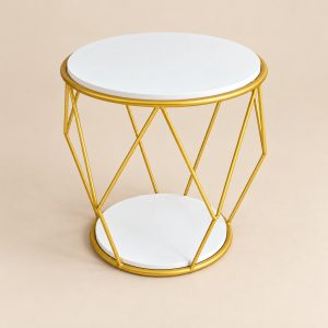 Mesa auxiliar geométrica — Table Origami sobre fondo beige limpio