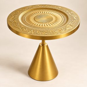 Mesa auxiliar dorada Table Toupie con cubierta redonda en relieve y base cónica sobre fondo limpio