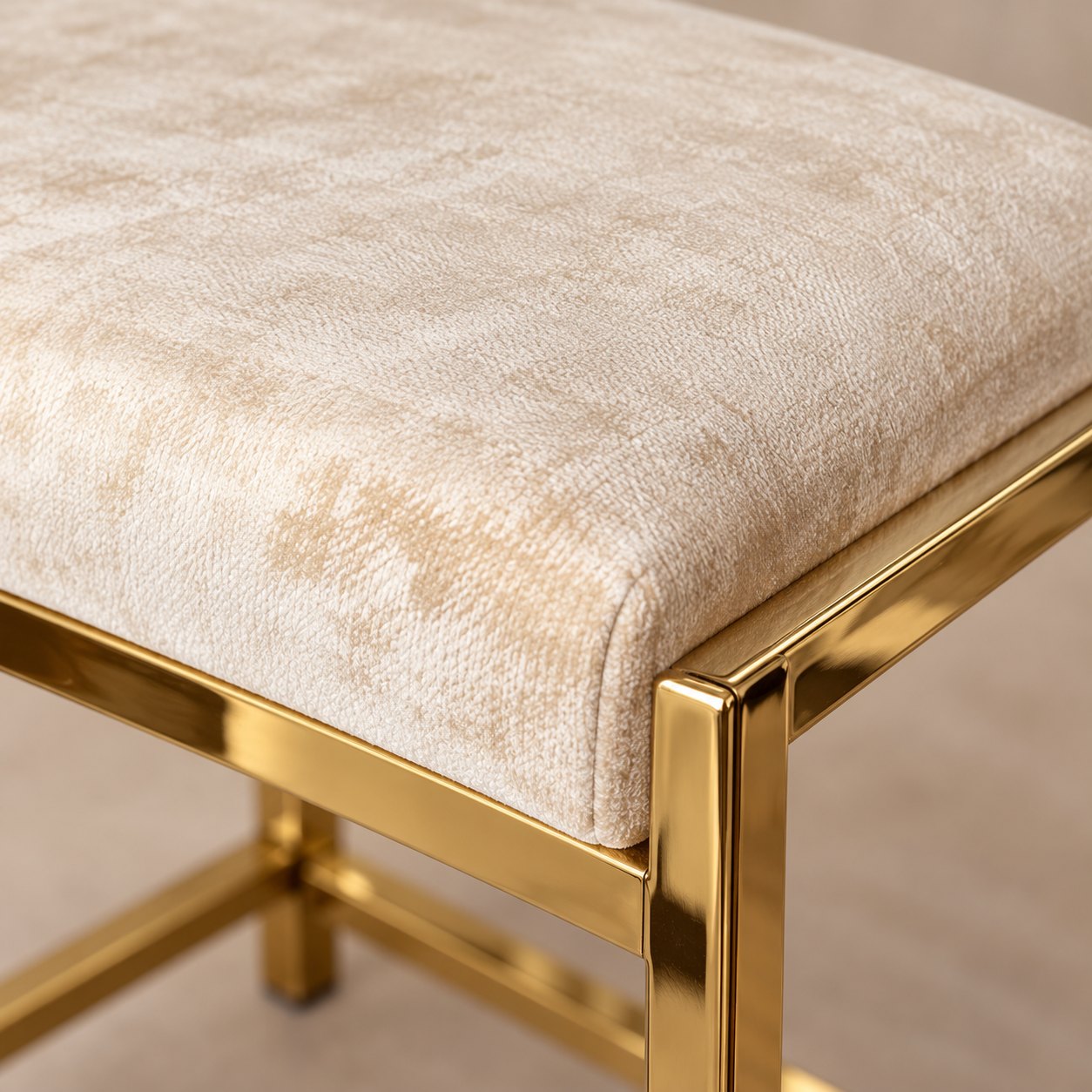 Detalle del tapizado y unión de la estructura dorada de Tabouret Abricot