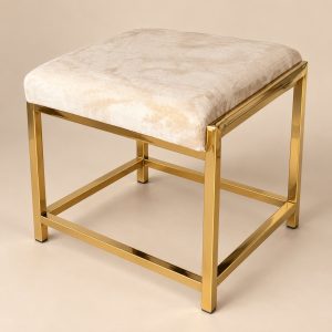 Taburete tapizado Tabouret Abricot beige y dorado sobre fondo limpio