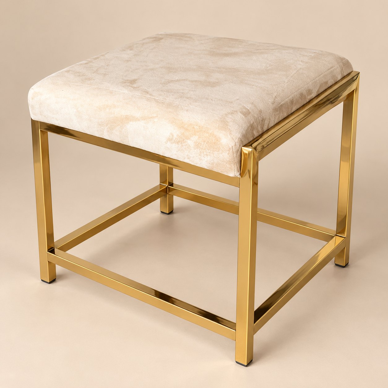 Taburete tapizado Tabouret Abricot beige y dorado sobre fondo limpio