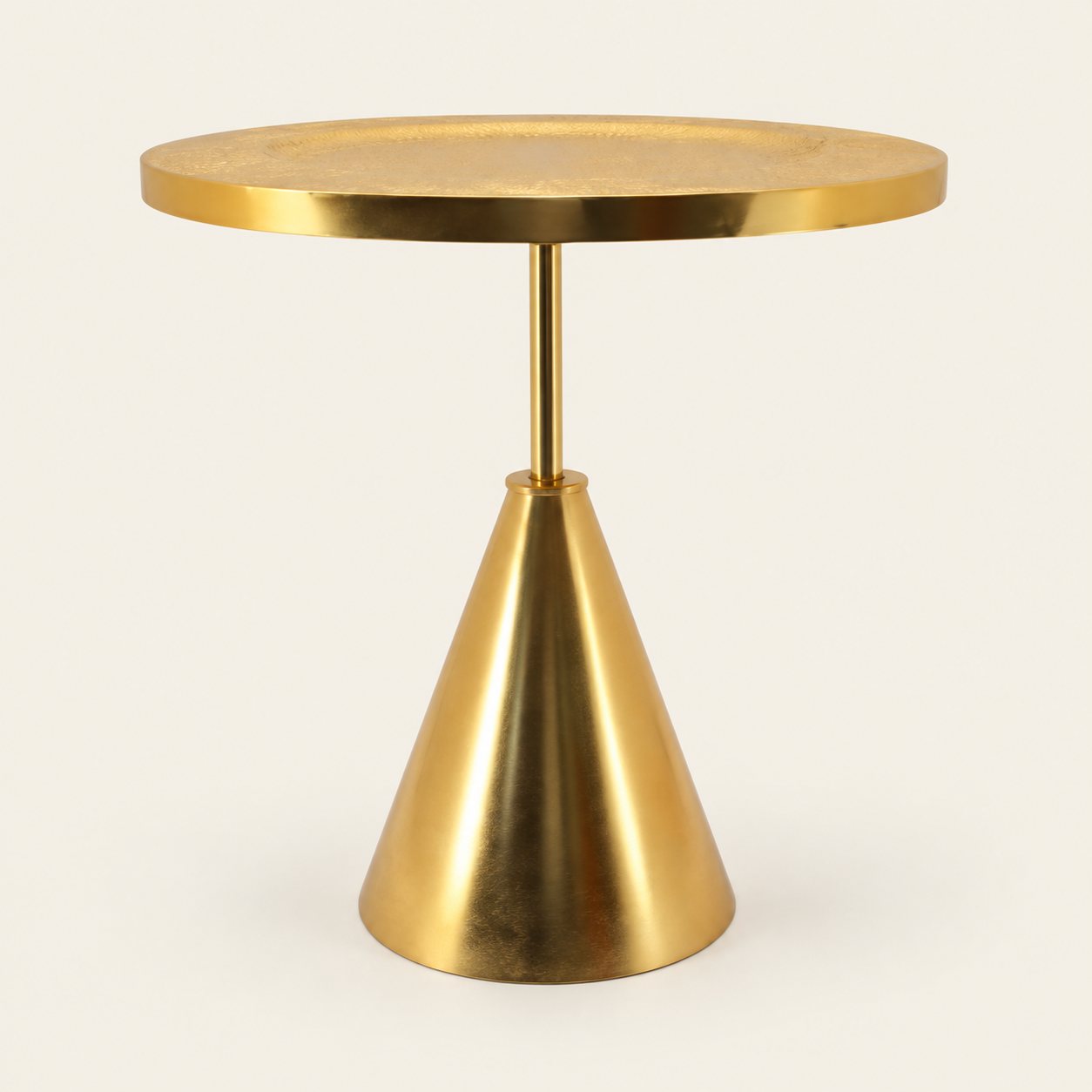 Mesa auxiliar dorada — Table Toupie, vista principal sobre fondo beige