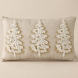 Cojín navideño — Trois Mélèzes sobre fondo beige