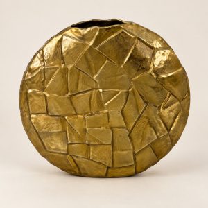 Florero de metal facetado Vase Froissé — vista principal con fondo limpio