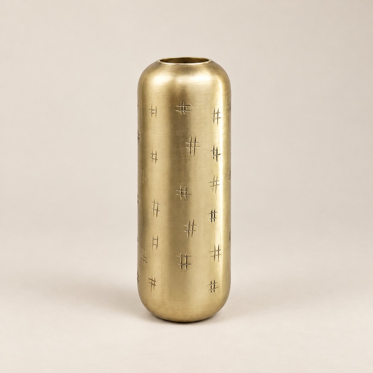 Florero de metal dorado Vase Lingot — vista principal con fondo limpio